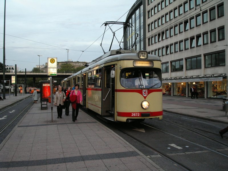 Ein DUEWAG-Einrichtungs-GT8 der Rheinbahn in der Haltestelle Jan-Wellem-Platz in Dsseldorf als Zug der Linie 712 nach Volmerswerth am 4.10.2004.