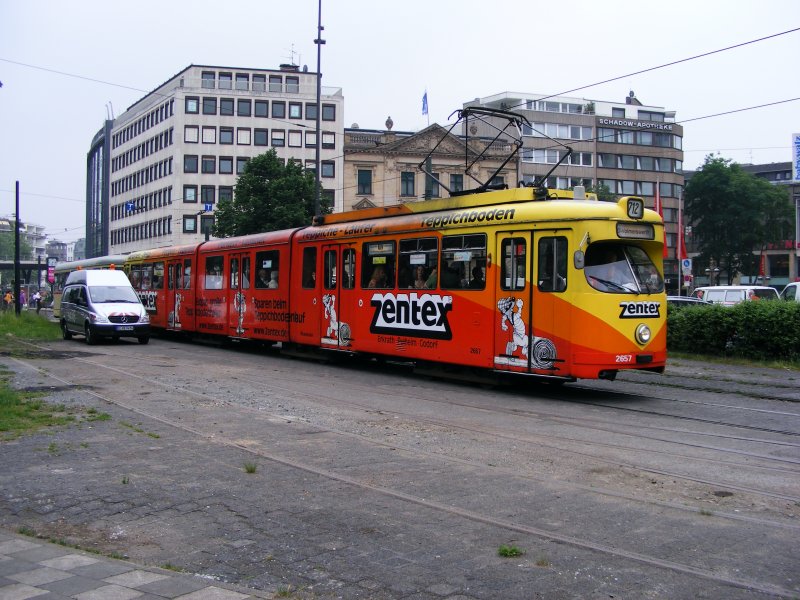 Ein DUEWAG-Einrichtungs-GT8 der Rheinbahn verl��t die Haltestelle Jan-Wellem-Platz in D�sseldorf als Zug der Linie 712 nach Volmerswerth am 30. Mai 2008.