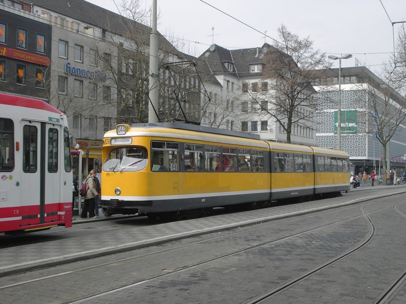 Ein DUEWAG-Einrichtungs-GT8 der Stadtwerke Krefeld an der Haltestelle Rheinstrae als Zug der Linie 044 zum Krefelder Rheinhafen - 29.03.2003.