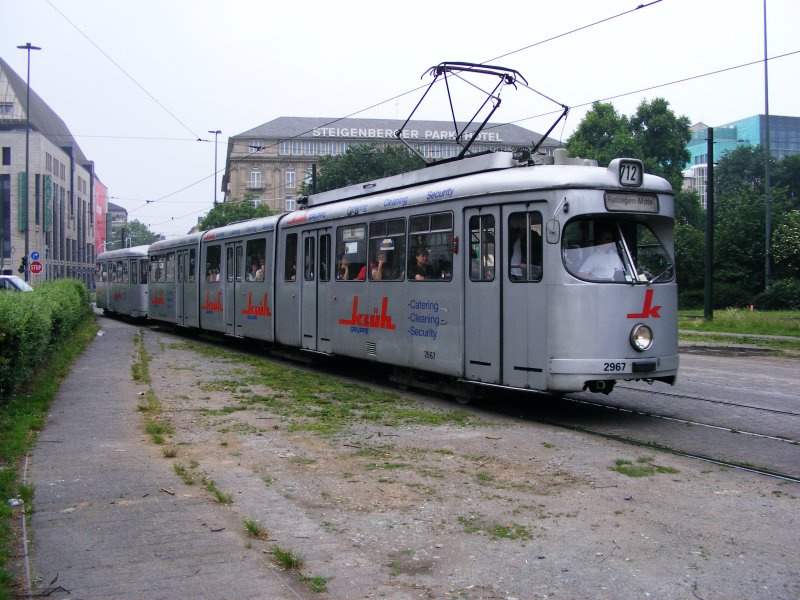 Ein DUEWAG-Einrichtungsachtachser mit Groraumbeiwagen als Zug der Linie 712 nach Ratingen bei der Einfahrt in die Haltestelle Jan-Wellem-Platz in Dsseldorf am 30. Mai 2008.