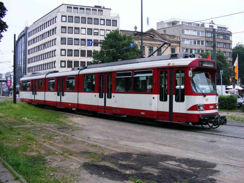 Ein DUEWAG-Stadtbahnwagen GT8S auf dem Jan-Wellem-Platz in Dsseldorf als Zug der Rundlinie 706 am 30. Mai 2008; Die Gleisreste im Vordergrund erinnern an interessantere Zeiten, in denen hier noch zwei weitere Bahnsteiggleise lagen und vom Jan-Wellem-Platz auch die Zge der Fernlinien nach Duisburg und Krefeld abfuhren!
