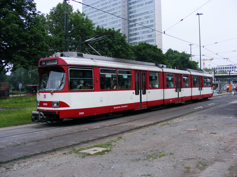 Ein DUEWAG-Stadtbahnwagen GT8S bei der Ausfahrt aus der Haltestelle Jan-Wellem-Platz in Dsseldorf als Zug der Rundlinie 706 am 30. Mai 2008.