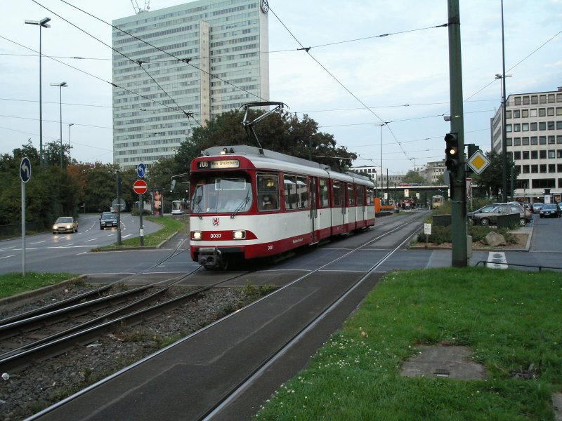 Ein DUEWAG-Stadtbahnwagen GT8S der Rheinbahn an der westlichen Ausfahrt der Haltestelle Jan-Wellem-Platz in Dsseldorf als Zug der Rundlinie 706 am 4.10.2004.