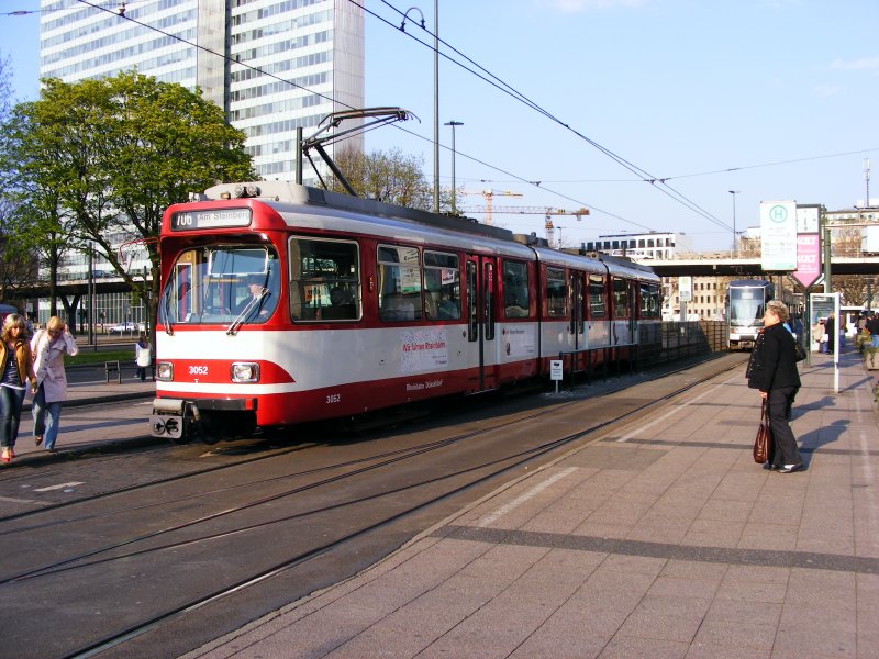 Ein DUEWAG-Stadtbahnwagen GT8S der Rheinbahn auf dem Jan-Wellem-Platz in Dsseldorf als Zug der Rundlinie 706 am 17. April 2008.