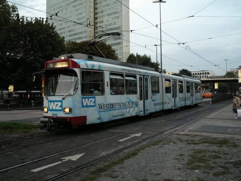 Ein DUEWAG-Stadtbahnwagen GT8S der Rheinbahn auf dem Jan-Wellem-Platz in Dsseldorf als Zug der Linie 713 zum Kirchplatz am 4.10.2004.