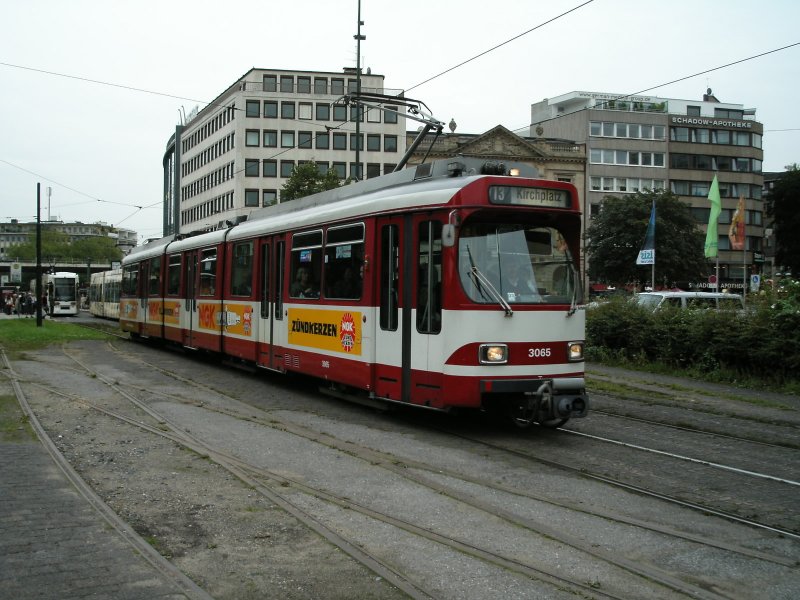 Ein DUEWAG-Stadtbahnwagen GT8S der Rheinbahn auf dem Jan-Wellem-Platz in Dsseldorf als Zug der Linie 713 zum Kirchplatz am 30.09.2004.