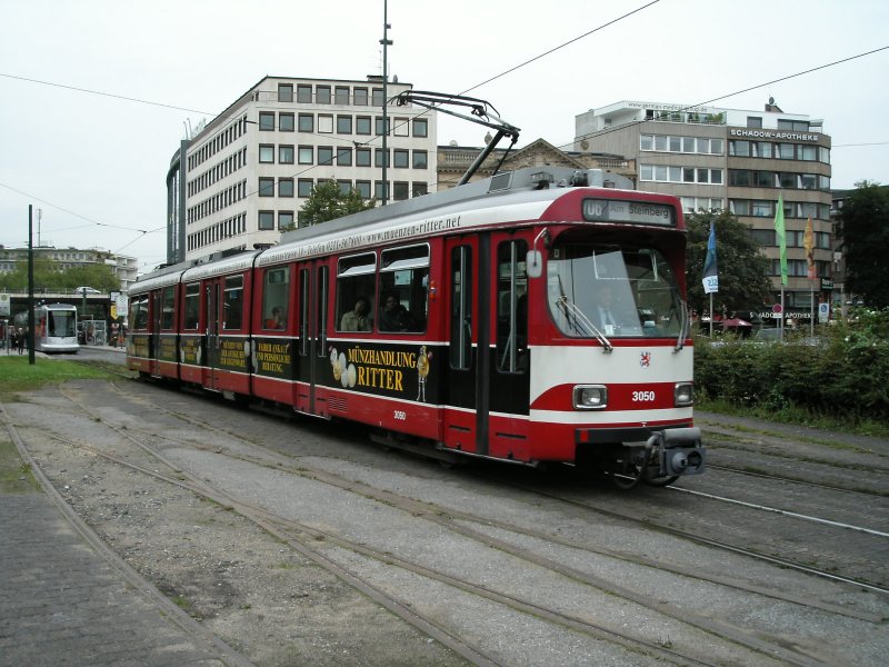 Ein DUEWAG-Stadtbahnwagen GT8S der Rheinbahn in der westlichen Ausfahrt der Haltestelle Jan-Wellem-Platz in Dsseldorf als Zug der Rundlinie 706 am 30.09.2004.