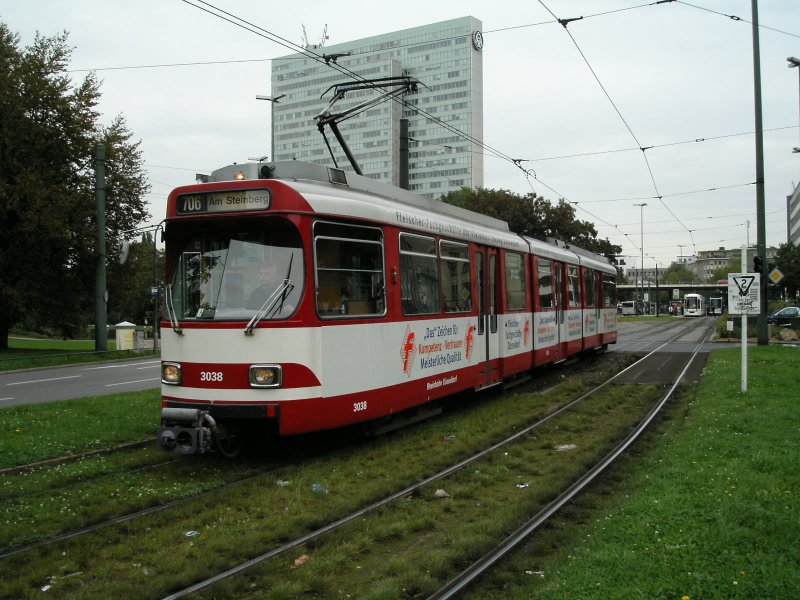 Ein DUEWAG-Stadtbahnwagen GT8S der Rheinbahn in der westlichen Ausfahrt der Haltestelle Jan-Wellem-Platz in Dsseldorf am 30.09.2004.