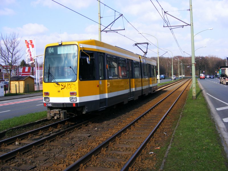 Ein DUEWAG-Stadtbahnwagen M6 der M�lheimer Verkehrsgesellschaft zwischen den Haltestellen Abzweig Aktienstra�e und Lautstra�e in Essen als Linie 104 zum Flughafen Essen/M�lheim am 19. M�rz 2009.