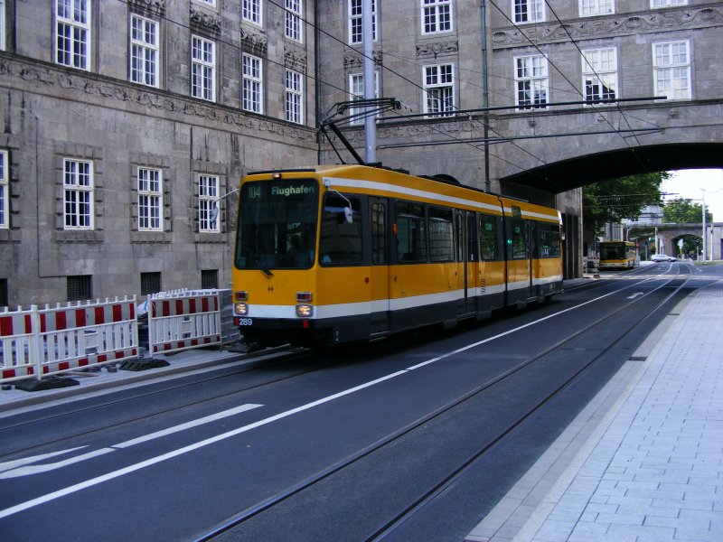 Ein DUEWAG-Stadtbahnwagen M6 der Mlheimer Verkehrsgesellschaft zwischen den Haltestellen  Rathausmarkt  und  Stadtmitte  in Mlheim/Ruhr als Zug der Linie 104 zum Flughafen am 4. August 2008.