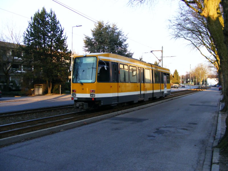 Ein DUEWAG-Stadtbahnwagen M6 der Mlheimer Verkehrsgesellschaft zwischen den Haltestellen  Tilsiter Strae  und  Hauptfriedhof  in Mlheim/Ruhr als Zug der Linie 104 zum Flughafen am 19. Mrz 2009.
