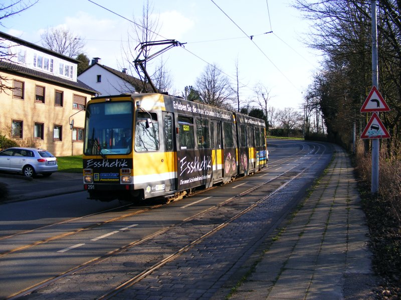 Ein DUEWAG-Stadtbahnwagen M6 der Mlheimer Verkehrsgesellschaft zwischen den Haltestellen  Spielplatz  und  Wasserstrae  in Mlheim/Ruhr als Zug der Linie 110 zur Endhaltestelle  Friesenstrae  in Styrum am 19. Mrz 2009.