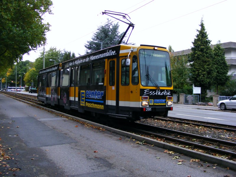 Ein DUEWAG-Stadtbahnwagen M6 der Mlheimer Verkehrsgesellschaft auf der Zeppelinstrae in Mlheim (Ruhr) am 7. Oktober 2008.