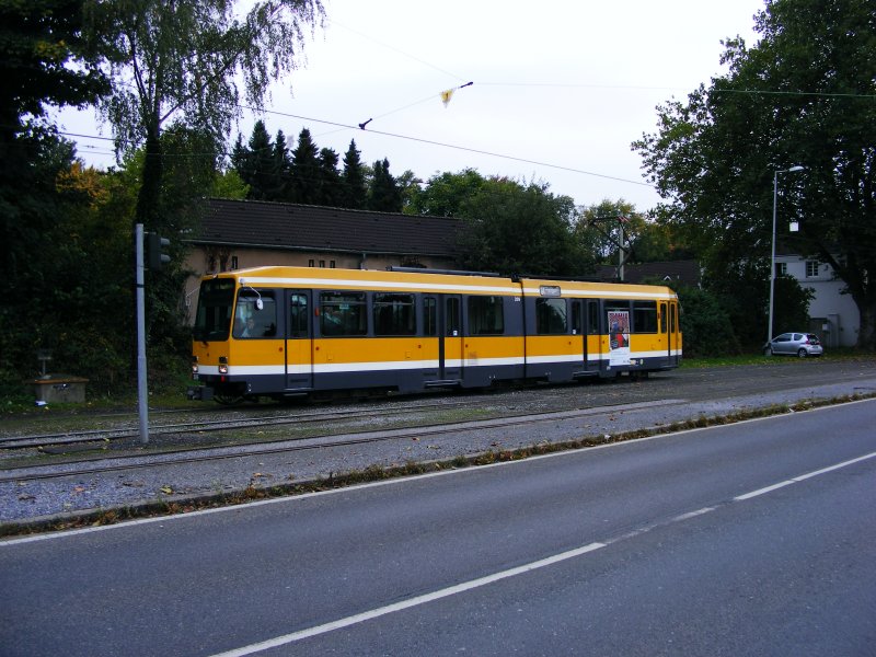 Ein DUEWAG-Stadtbahnwagen M6 der Mlheimer Verkehrsgesellschaft am Hauptfriedhof in Mlheim (Ruhr) am 7. Oktober 2008.