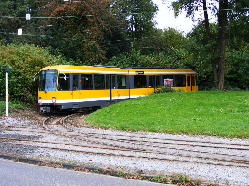 Ein DUEWAG-Stadtbahnwagen M6 der Mlheimer Verkehrsgesellschaft in der Wendeschleife am Hauptfriedhof von Mlheim (Ruhr) am 7. Oktober 2008.