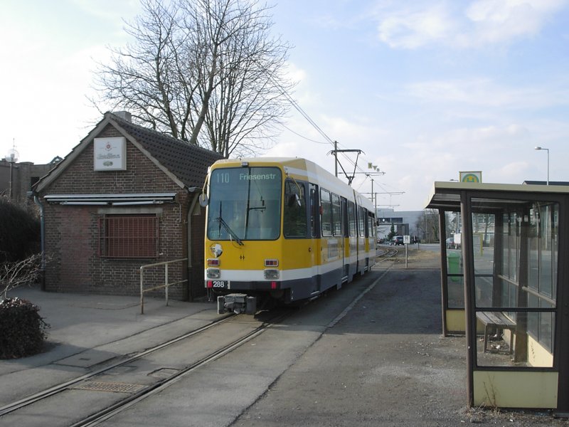 Ein DUEWAG-Stadtbahnwagen M6 der Mlheimer Verkehrsgesellschaft am Mlheimer Flughafen als Wagen der Linie 110 zur Friesenstrae - 01.03.2003.