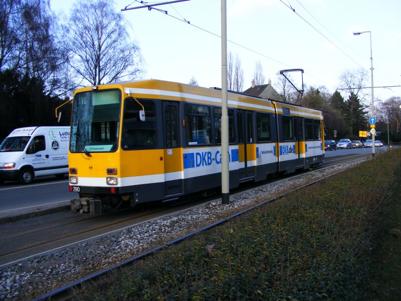 Ein DUEWAG-Stadtbahnwagen M6 der MVG auf der Oberen Saarlandstrae in Mlheim/Ruhr als Linie 110 zur Haltestelle Friesenstrae am 19. Mrz 2009.