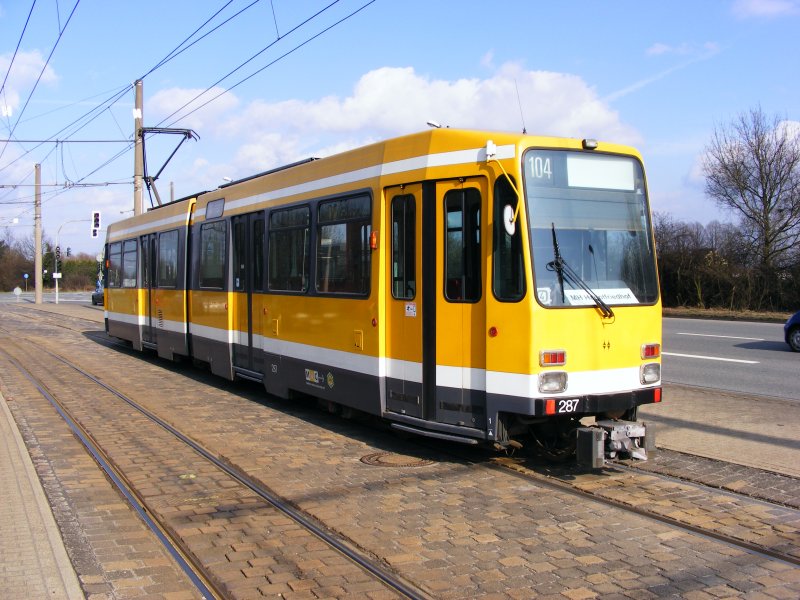 Ein DUEWAG-Stadtbahnwagen M6 der MVG in der Haltestelle Grenze Borbeck in Mlheim/Ruhr als Linie 104 vom Hauptfriedhof am 19. Mrz 2009.