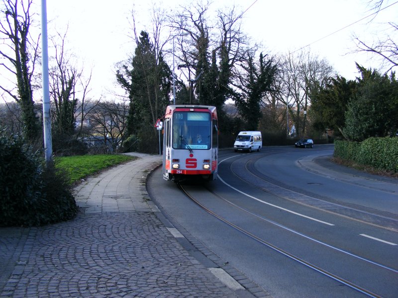 Ein DUEWAG-Stadtbahnwagen M6 der MVG zwischen den Haltestellen Wasserstrae und Spielplatz in Mlheim/Ruhr als Linie 110 zum Hauptfriedhof am 19. Mrz 2009.