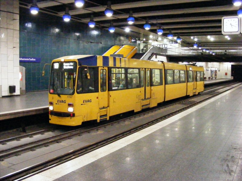 Ein DUEWAG-Stadtbahnwagen M8 der EVAG im Bahnhof Saalbau in Essen als Zug der Linie 107 nach Bredeney am 18. Dezember 2008.