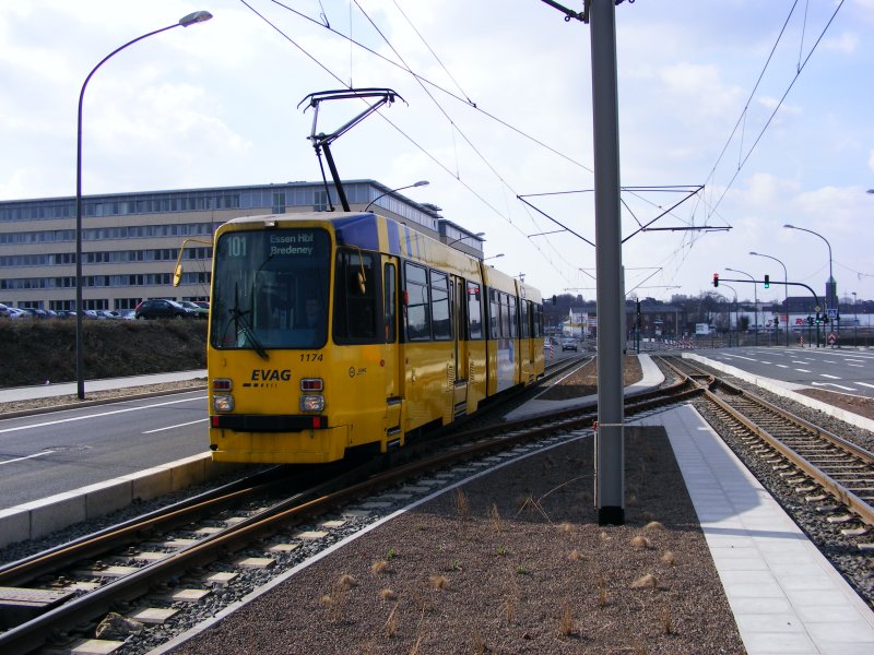 Ein DUEWAG-Stadtbahnwagen M8 der EVAG mit Klappstufen fr Hochbahnsteige vor der Haltestelle  Krupp Hauptverwaltung  als Zug der Linie 101 nach Bredeney am 19. Mrz 2009.