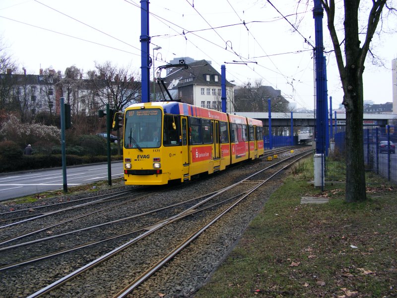 Ein DUEWAG-Stadtbahnwagen M8 der EVAG zwischen dem Tunnelbahnhof Viehofer Platz und der Haltestelle Am Freistein als Linie 107 zum Gelsenkirchener Hauptbahnhof am 16. Januar 2009.