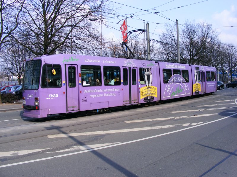 Ein DUEWAG-Stadtbahnwagen M8 der EVAG zwischen den Haltestellen  Krupp Hauptverwaltung  und  Helenenstra�e  in Essen am 19. M�rz 2009.
