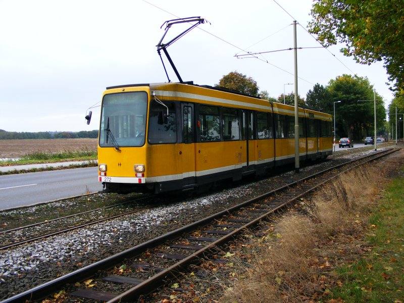 Ein DUEWAG-Stadtbahnwagen M8 der M�lheimer Verkehrsgesellschaft zwischen dem Flughafen und dem Hauptfriedhof in M�lheim (Ruhr) als Zug der Linie 104 zur Haltestelle  Abzweig Aktienstra�e  in Essen-Borbeck am 7. Oktober 2008.
