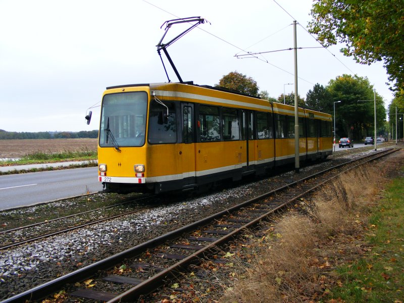 Ein DUEWAG-Stadtbahnwagen M8 der Mlheimer Verkehrsgesellschaft zwischen dem Flughafen und dem Hauptfriedhof in Mlheim (Ruhr) als Zug der Linie 104 zur Haltestelle  Abzweig Aktienstrae  in Essen-Borbeck am 7. Oktober 2008.