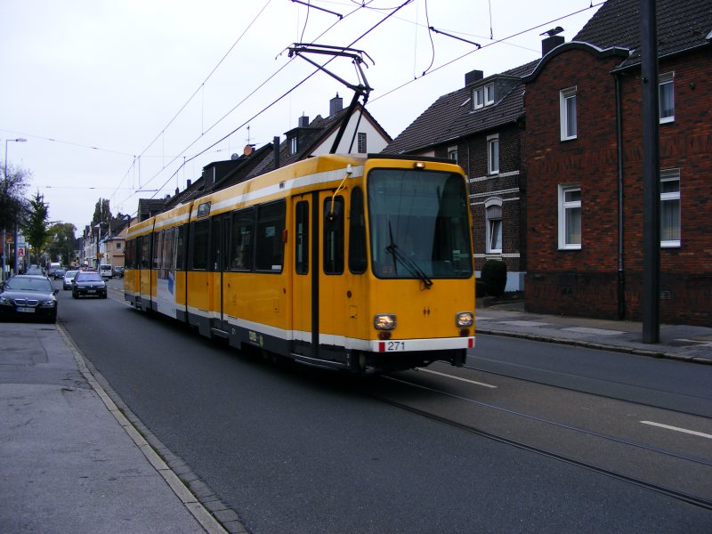 Ein DUEWAG-Stadtbahnwagen M8 der Mlheimer Verkersgesellschaft auf der Zeppelinstrae in Mlheim (Ruhr) als Zug der Linie 104 zum Flughafen am 7. Oktober 2008.