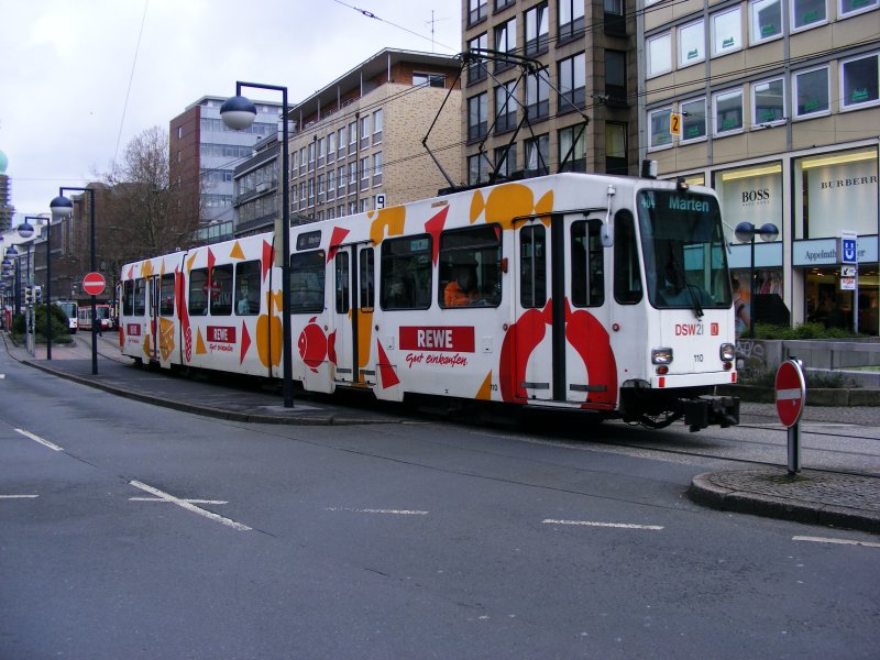 Ein DUEWAG-Stadtbahnwagen N8 der Dortmunder Stadtwerke hat die Haltestelle Kampstrae gerade verlassen und fhrt als Zug der Linie 404 nach Marten - 03. April 2008.