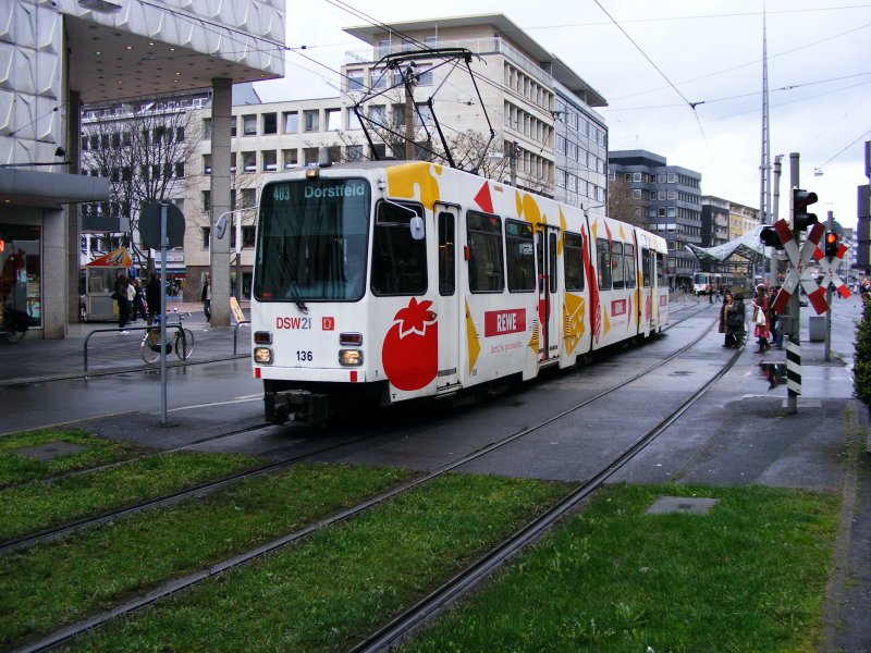 Ein DUEWAG-Stadtbahnwagen N8 der Dortmunder Stadtwerke zwischen den Haltestellen Reinoldikirche (im Hintergrund sichtbar) und Kampstrae als Zug der Linie 403 nach Dorstfeld am 3. April 2008.