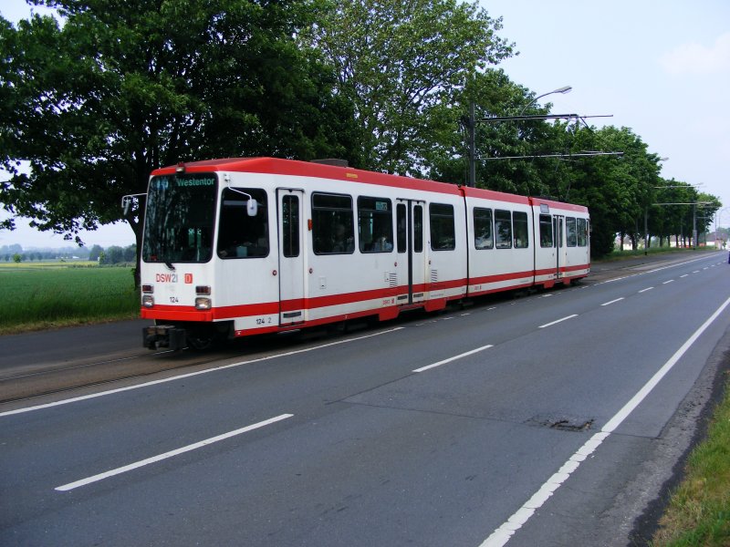 Ein DUEWAG-Stadtbahnwagen N8 der Dortmunder Stadtwerke in Asseln als Zug der Linie U43 zum Westentor am 16. Mai 2008.