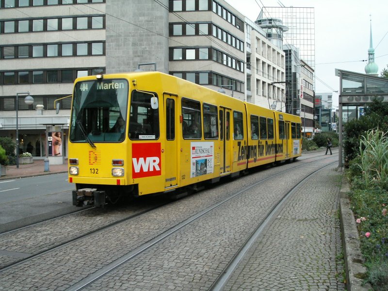 Ein DUEWAG-Stadtbahnwagen N8 der Dortmunder Stadtwerke zwischen den Haltenstellen  Kampstrae  und  Westentor  in Dortmund als Zug der Linie 404 nach Marten am 28.09.2004.