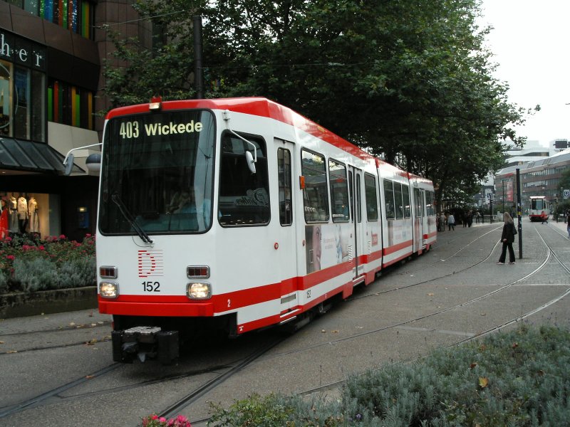 Ein DUEWAG-Stadtbahnwagen N8 der Dortmunder Stadtwerke befhrt das Gleisdreieck der Haltestelle Kampstrae in Dortmund als Zug der Linie 403 nach Wickede am 28.09.2004.