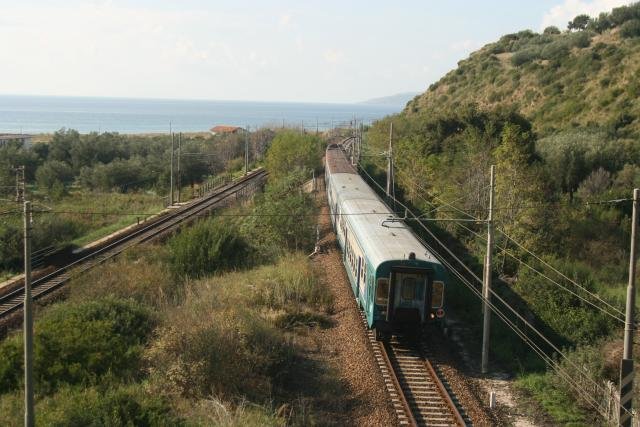 Ein von einer E464 geschobener Wendezug in Castellammare di Vli auf der Strecke Salerno - Paola; 03.11.2007