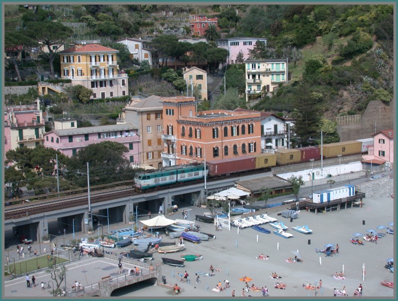 Ein E646 berquert mit einem Containerzug die Brcke am Dorfeingang von Monterosso. Die Anwohner mssen hier Tag und Nacht einen usserst dichten Zugsverkehr ertragen und das ohne Lrmschutzwnde. (27.04.2007)