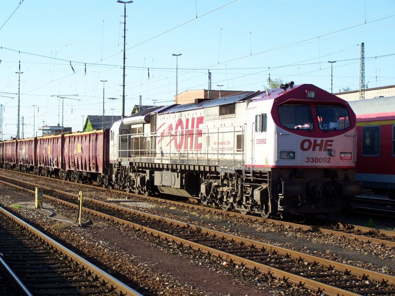 Ein ebenfalls seltenes Fahrzeug in Aalen ist die Lok   RED TIGER  der Osthannoverschen Eisenbahn Ag (OHE), hier mit einem Holzzug im Gterbereich des Bahnhofs Aalen. Aufgenommen am 18.05.07