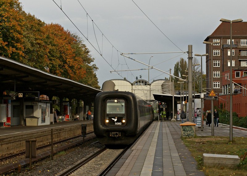 Ein EC aus Kopenhagen strebt am 16.10.2008 in Hamburg-Hasselbrook seinem Ziel Hamburg Hbf entgegen.