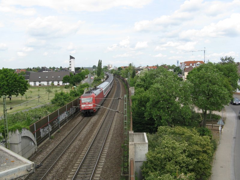 Ein EC101 von Hamburg-Altona nach Chur.Dieser Zug wurde ber Biblis in richtung Frankfurt wegen Bauarbeiten umgeleitet.Am 25.05.08 bei der durchfahrt in Lampertheim.