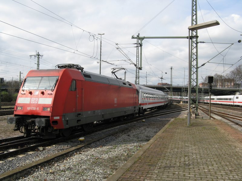 Ein EC103 von Hamburg-Altona nach Chur.Am 15.03.08 bei der Einfahrt in Mannheim Hbf.