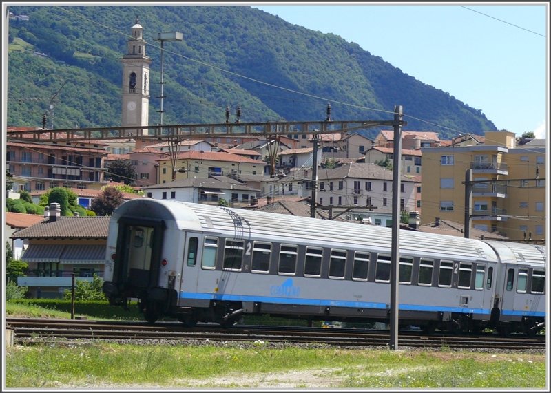 Ein EC/Cisalpino nach Italien ist soeben vor der Kulisse des Dorfes Balerna an mir vorbeigerauscht. (22.07.2008)