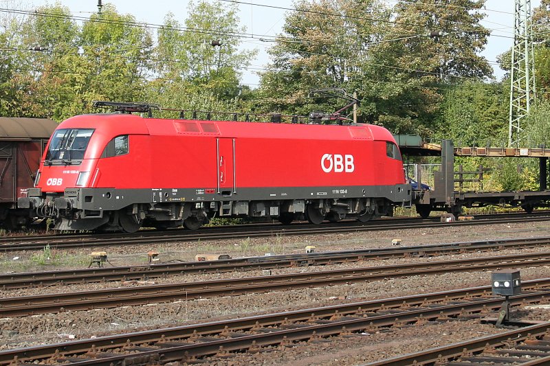 Ein echter Stier... BB 1116 133 mit einem Gterzug bei der Einfahrt in Bebra. Der Zug befindet sich auf den Gleisen zum Gterbahnhof.