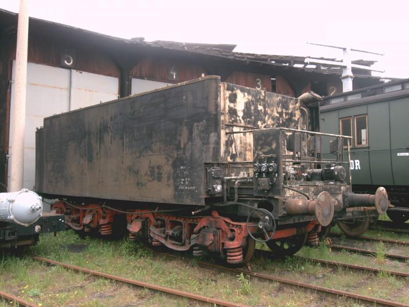 Ein ehemaliger Tender, umgebaut zum Tankwagen. 
<a href= http://www.bahnbilder.de/kauf  target= _blank ><img src= http://www.bahnbilder.de/counter/counter_new.php?key=127205995  alt= Bahnbilder.de  title= bahnbilder.de  border= 0 ></a>
