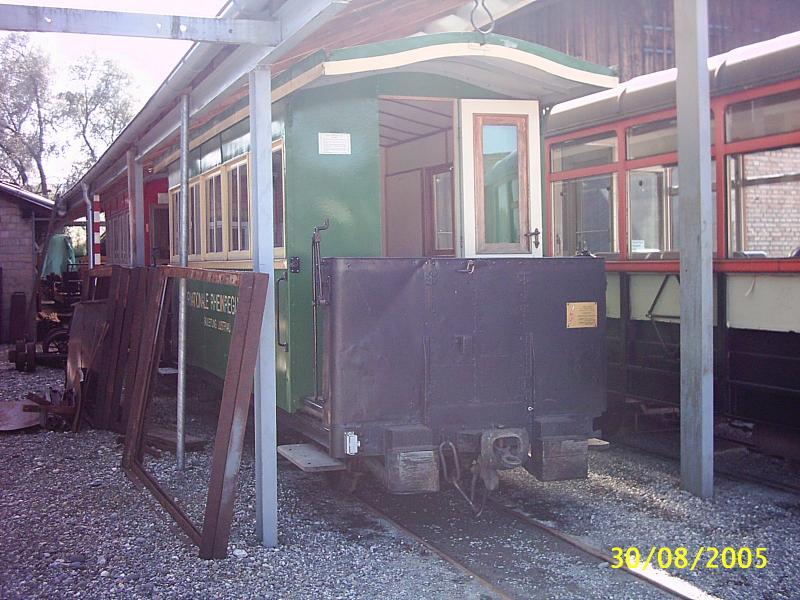 Ein ehemaliger Wagen der Bregenzerwaldbahn von der IRR bernommen.
Am 30.8.2005 am Werkhof in Lustenu abgestellt.