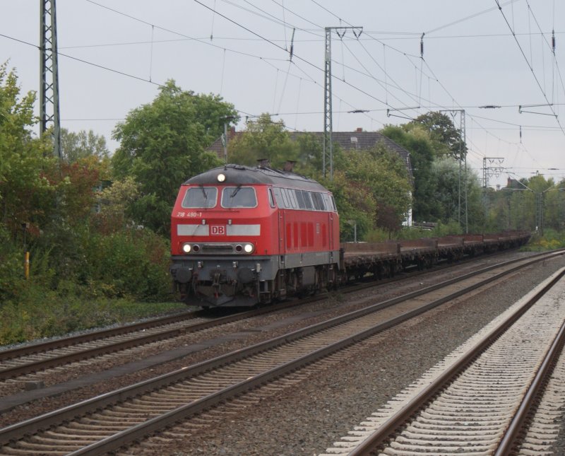Ein eher sehr seltenes Bild f�r mich,218 490-1 mit einem Gz bestehend aus Flachwagen fuhr am 14.09.2009 aus Richtung Minden kommend in Richtung Seelze.Fotografiert am Wunstorfer Bahnhof.