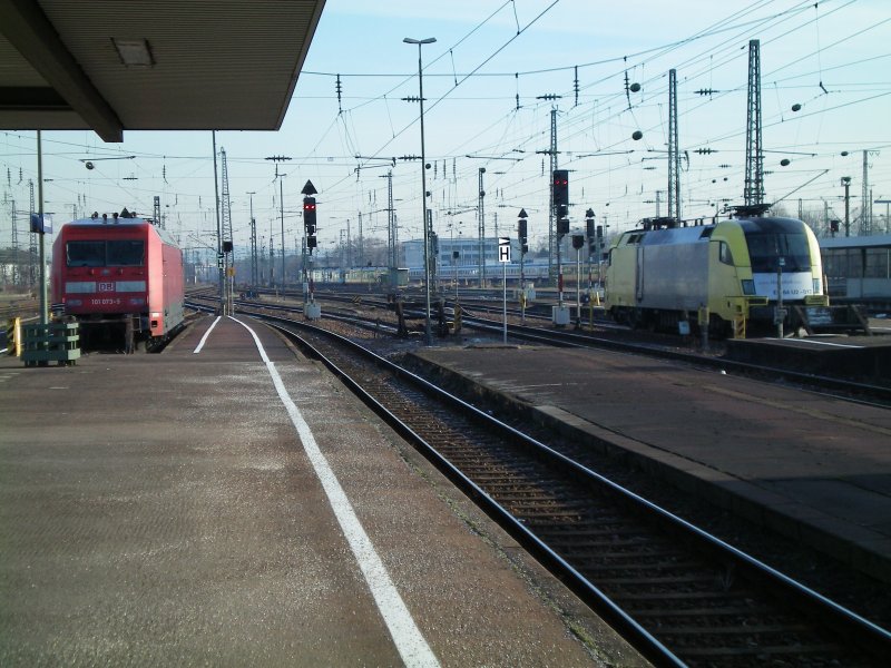 Ein eher seltener Gast in Karlsruhe.BR 182. Im Vergleich dazu wirkt die rote 101 eher langweilig!!