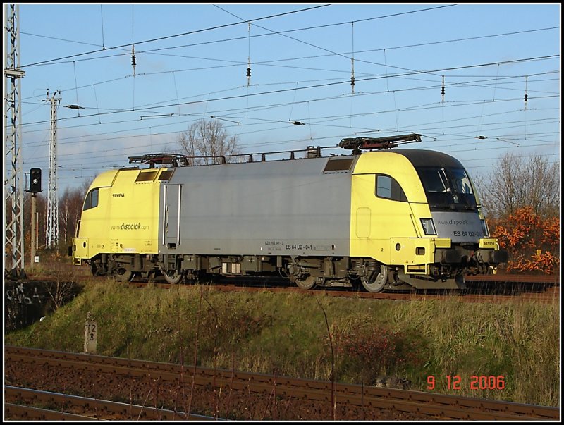 Ein eher seltener Gast im Rostocker Seehafen.Die Dispolok ES 64 U2-041 wartet auf neue Aufgaben.