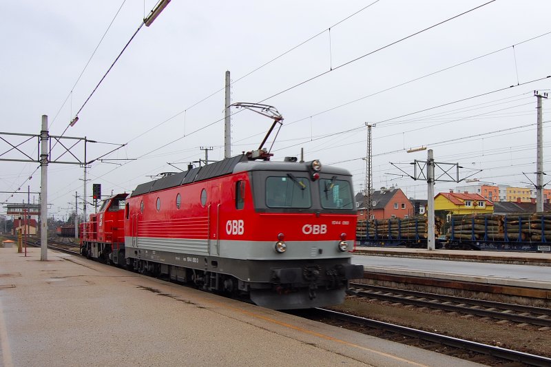 Ein eher ungewhnliches Gespann zieht in voller Fahrt, knapp unter der Hchstgeschwindigkeit der Diesellok BR 2070, durch Wels Hbf. Fhrend eine 1044 mit der Ordnungsnummer 093-3.