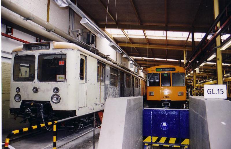 Ein EIII-Zug (stammt von S-Bahn ab) bei der Restaurierung in Berlin-Friedrichsfelde. Daneben ein F79.2-Zug. (2002)